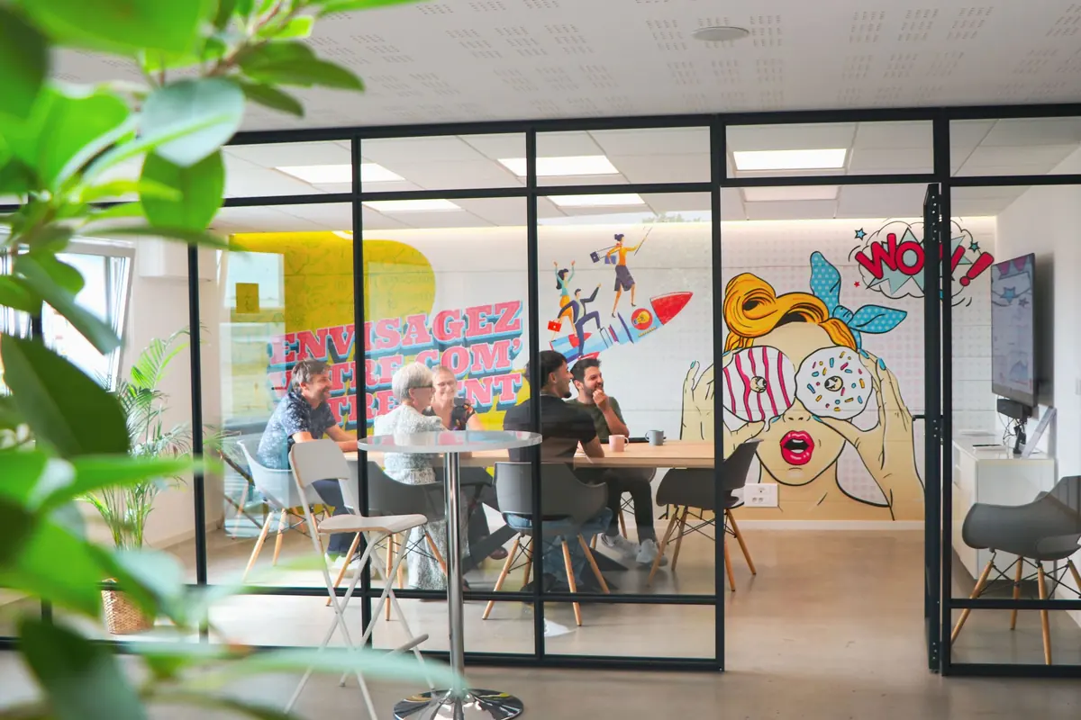 L'équipe Alsago autour d'une table dans les locaux du groupe à Rixheim
